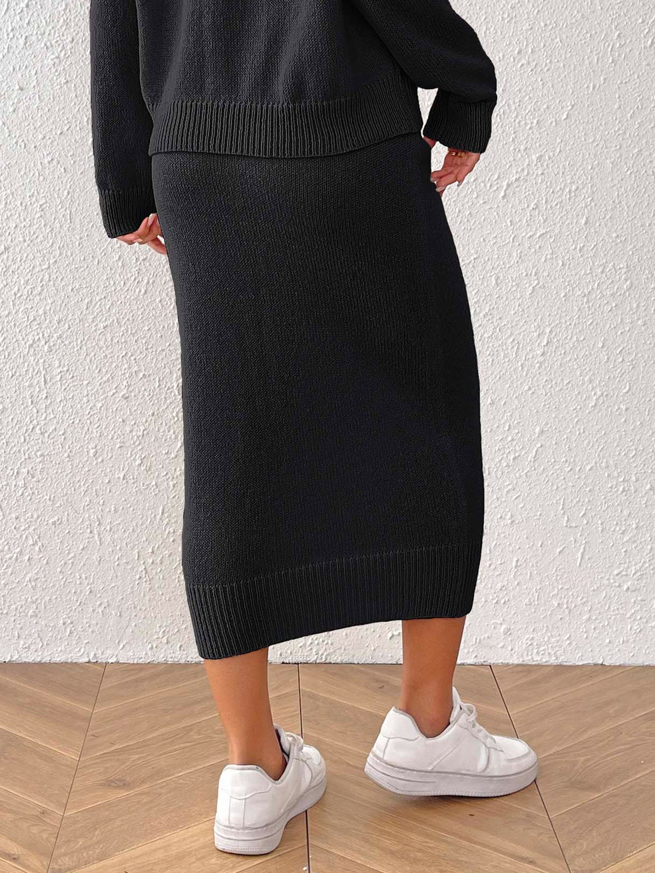 Mid-length Skirt with Elegant Embroidered Flower Design