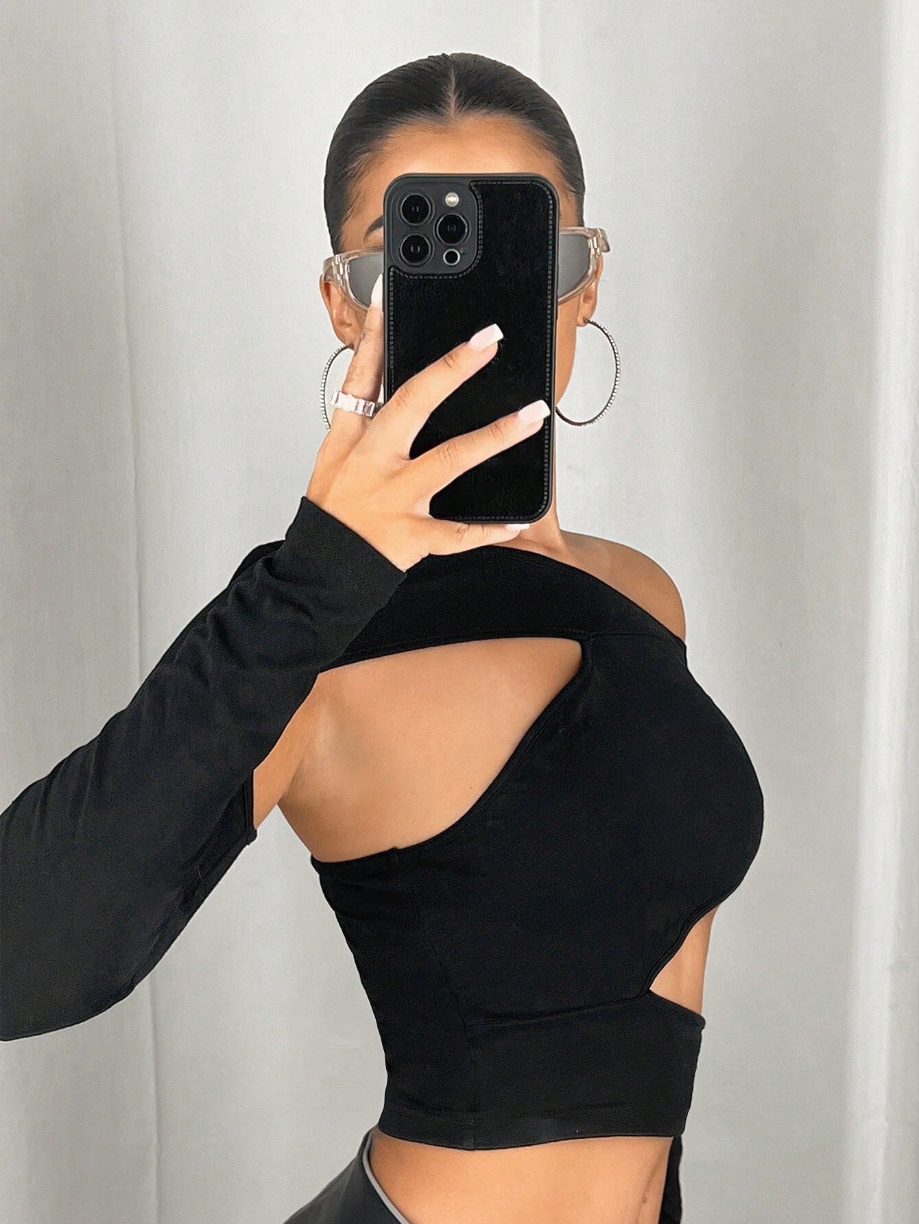 Slim Fit Off-the-Shoulder Navel T-Shirt with Irregular Design