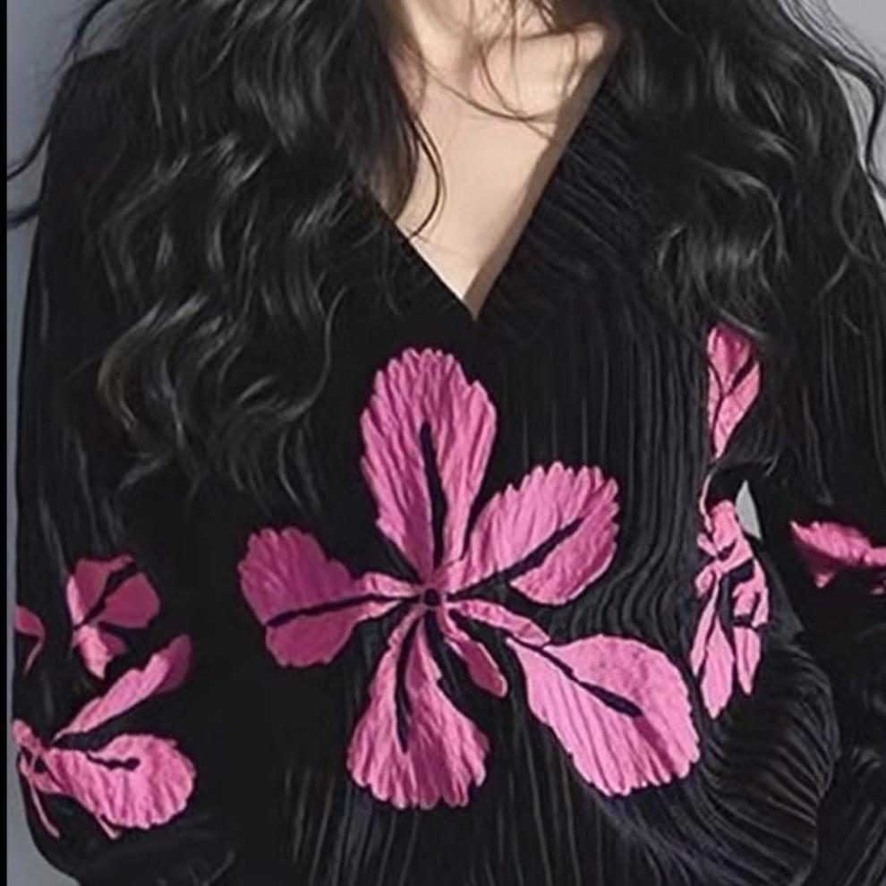 Black Flower Print Top with Flight Sleeves for Effortless Style