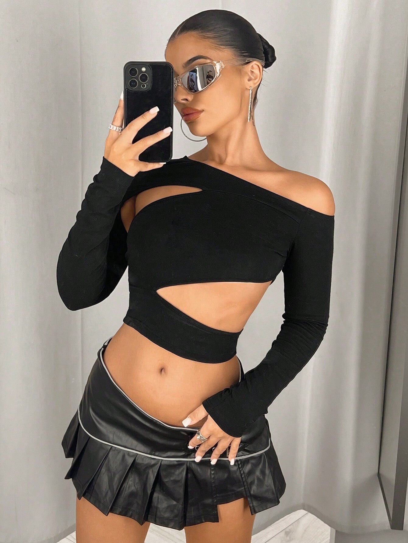 Slim Fit Off-the-Shoulder Navel T-Shirt with Irregular Design