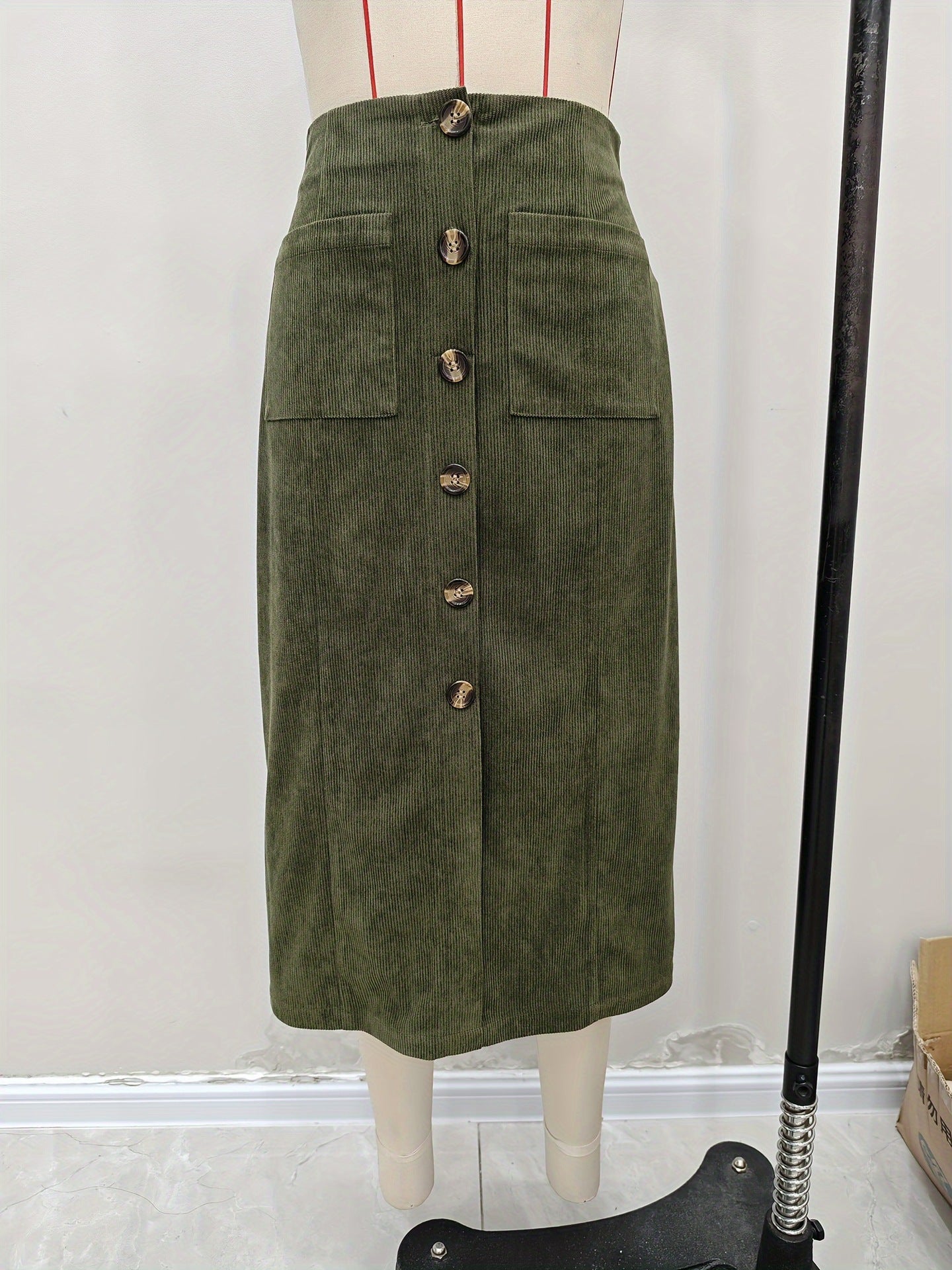 Mid-Length Skirt with Elastic Waist and Patch Pocket Design