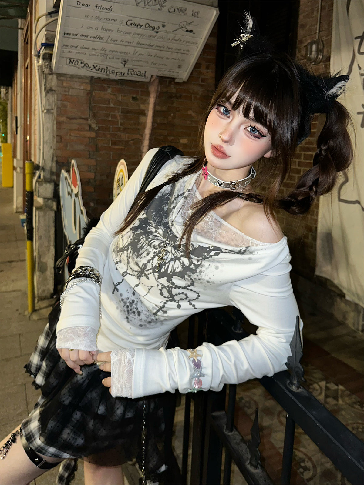 Lace Stitching V-neck Long Sleeve T-shirt with Slim Fit Design