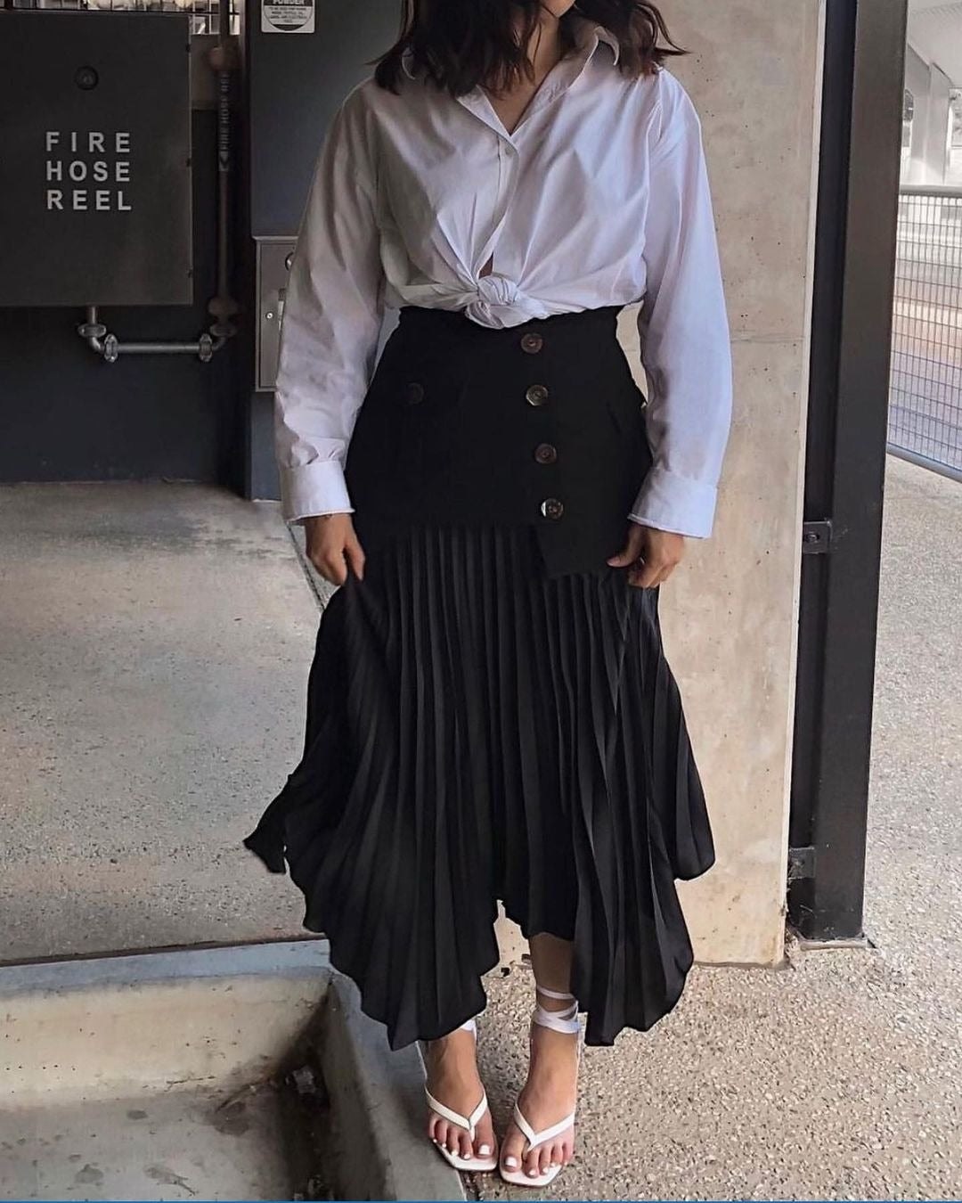 Pleated Skirt with Multi-button Pocket Design for Versatile Styling